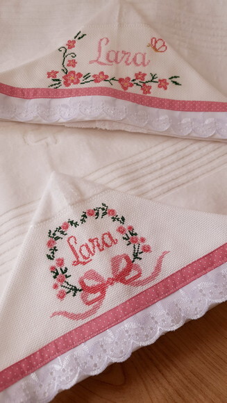 Toalha de Capuz Bordada Ponto Cruz para Menina