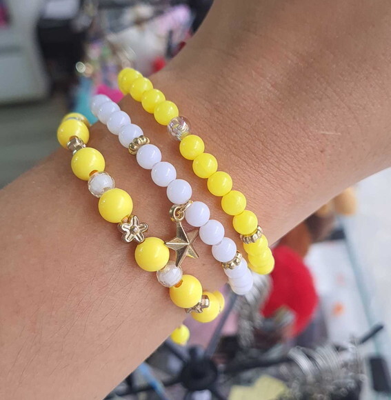 Kit 3 Pulseiras Amarelas com Pingente com Tons Leves