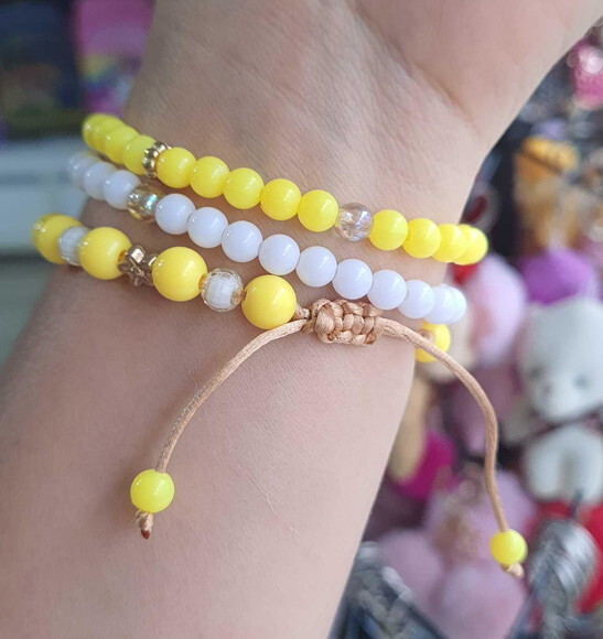 Kit 3 Pulseiras Amarelas com Pingente com Tons Leves