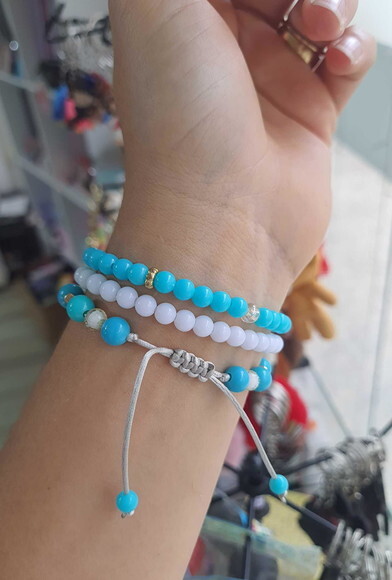 Kit 3 Pulseiras Azuis com Pingente com Tons Leves