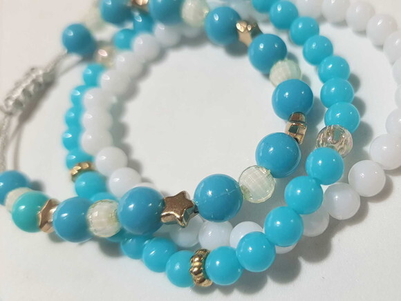 Kit 3 Pulseiras Azuis com Pingente com Tons Leves