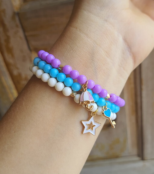Kit de 3 Pulseiras com Pingentes Coloridos em Bijuteria