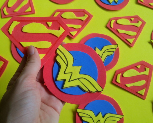 Kit Mulher Maravilha x Super Homem (EVA) para sala de aula