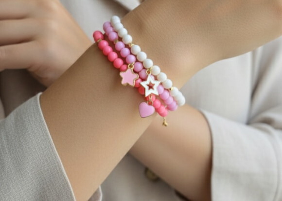 Pulseiras Coloridas com Pingentes Cores com Tons Leves Candy