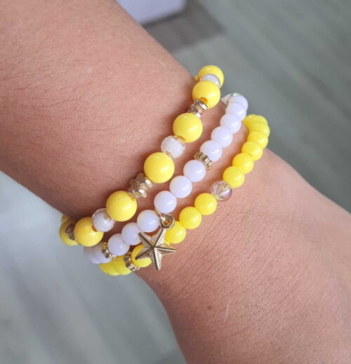 Kit 3 Pulseiras Amarelas com Pingente com Tons Leves
