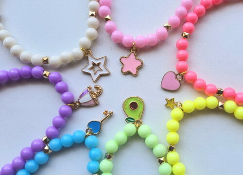Kit de 3 Pulseiras com Pingentes Coloridos em Bijuteria