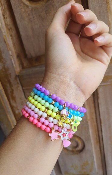 Kit de 3 Pulseiras com Pingentes Coloridos em Bijuteria
