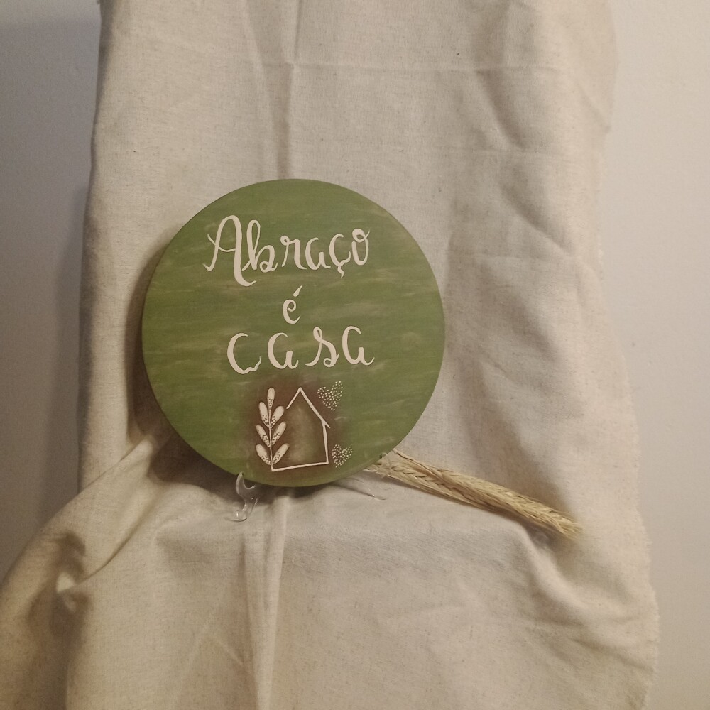 Placa Decorativa em Pinus Abraço é Casa 20cm com Suporte