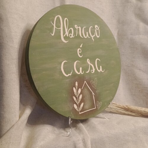 Placa Decorativa em Pinus Abraço é Casa 20cm com Suporte