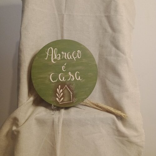 Placa Decorativa em Pinus Abraço é Casa 20cm com Suporte