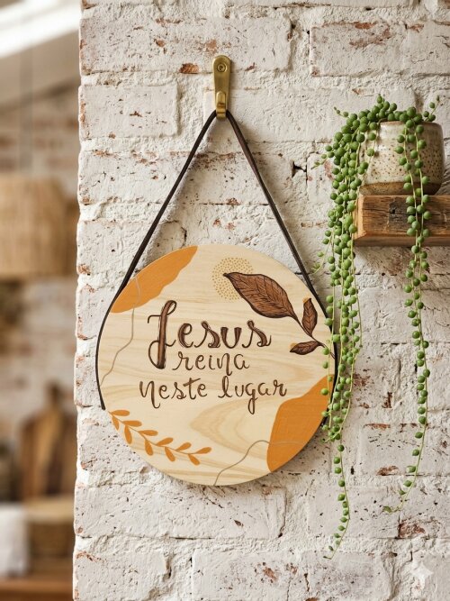 Placa Decorativa Pinus Redonda 20cm Com Alça Jesus Reina