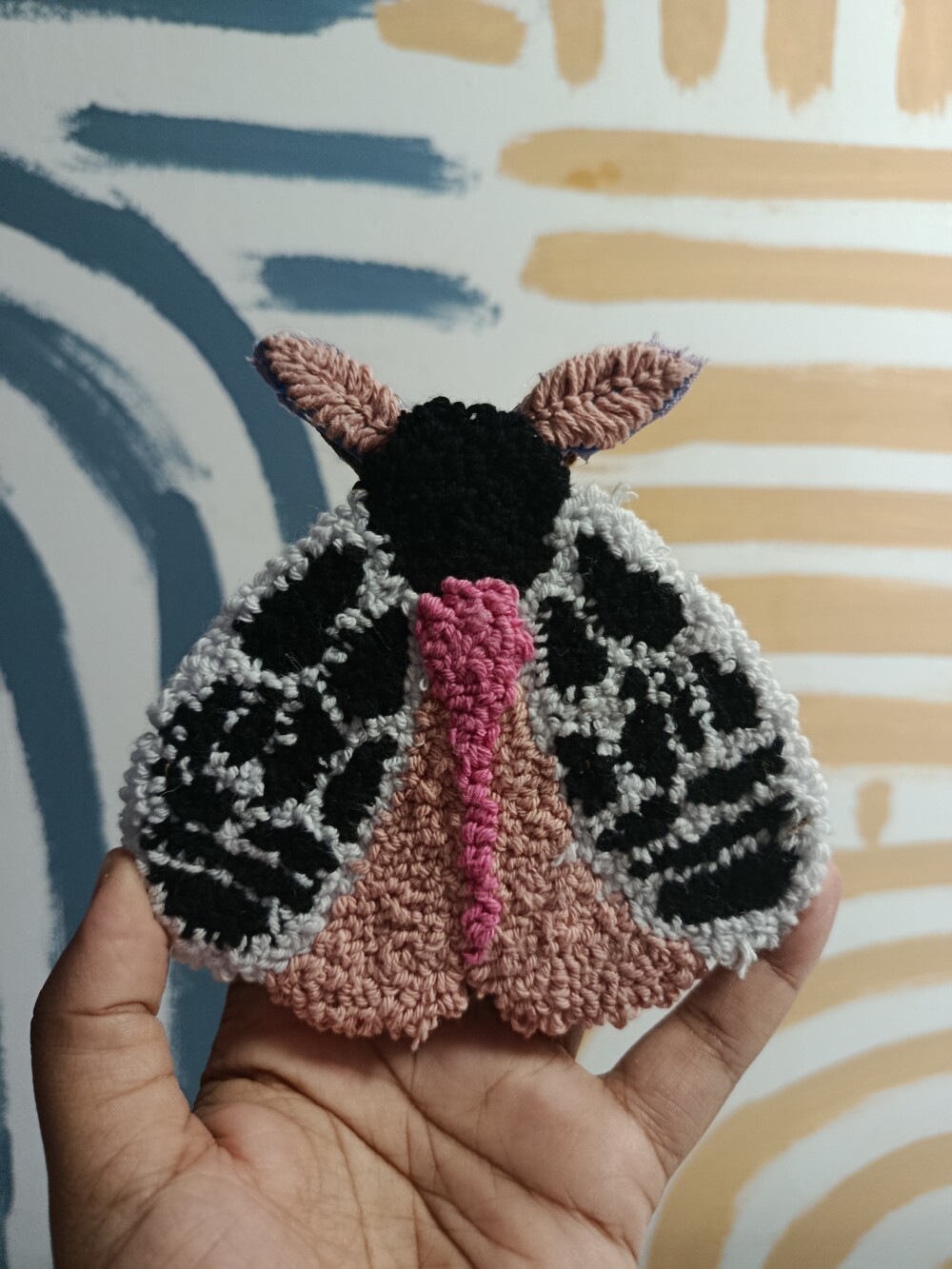 Inseto decorativo em punch needle