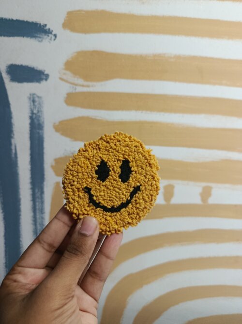 Porta copo sorriso em punch needle