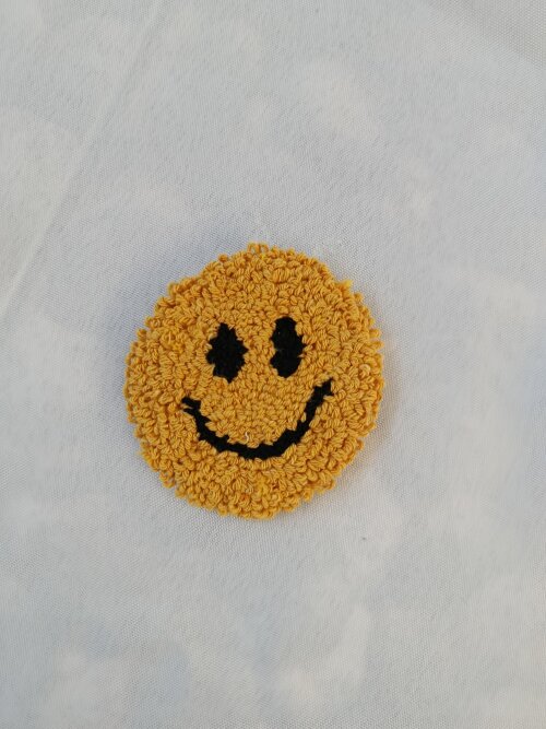 Porta copo sorriso em punch needle