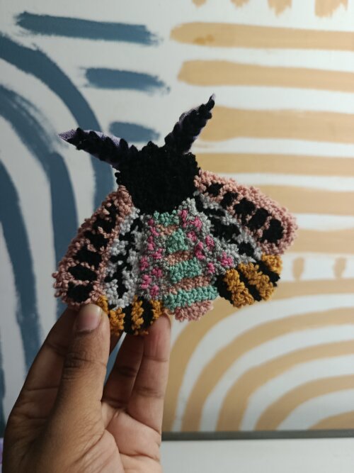 Abelha colorida em punch needle