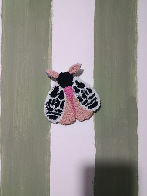 Inseto decorativo em punch needle
