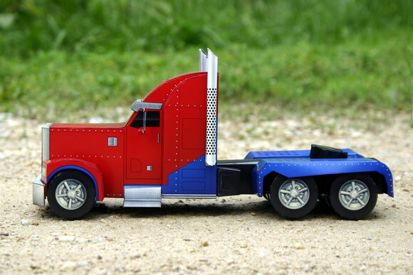 Arquivo de Corte : Caminhão Optimus Prime Papercraft 3d.