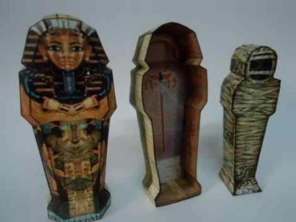 Arquivo de Corte : Sarcófago da Múmia em papel.