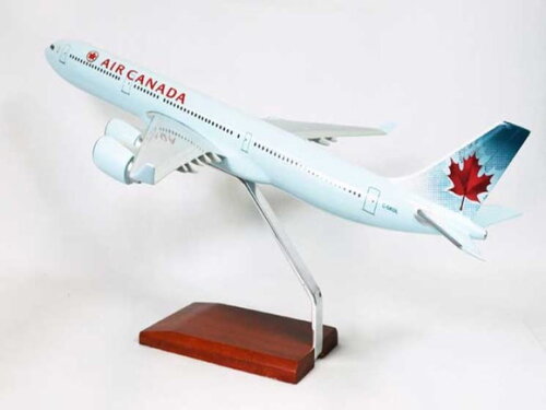 Papercraft do Boeing 777-300 da Air Canada.