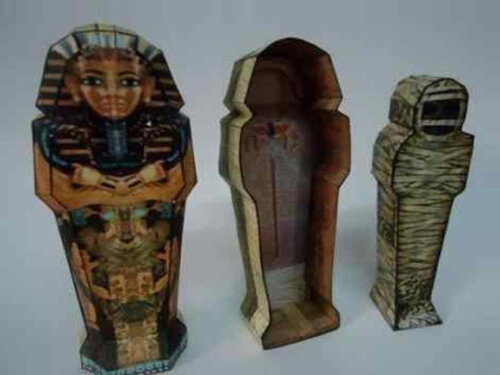 Arquivo de Corte : Sarcófago da Múmia em papel.