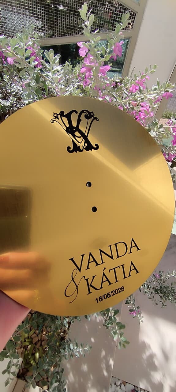 Porta alianças dourado escovado com gravação a laser