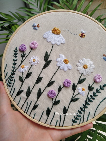 Enfeite Floral Bordado a Mão