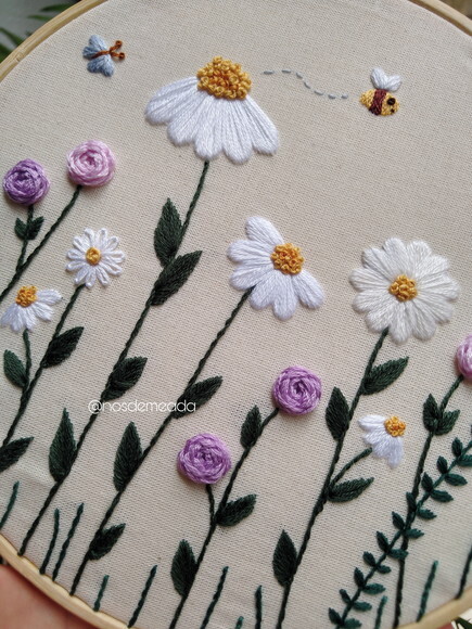 Enfeite Floral Bordado a Mão