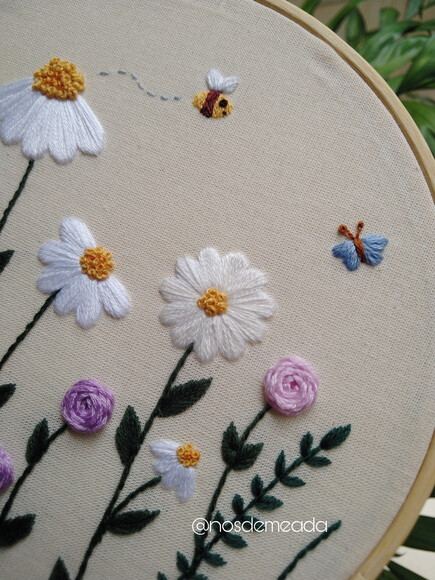 Enfeite Floral Bordado a Mão