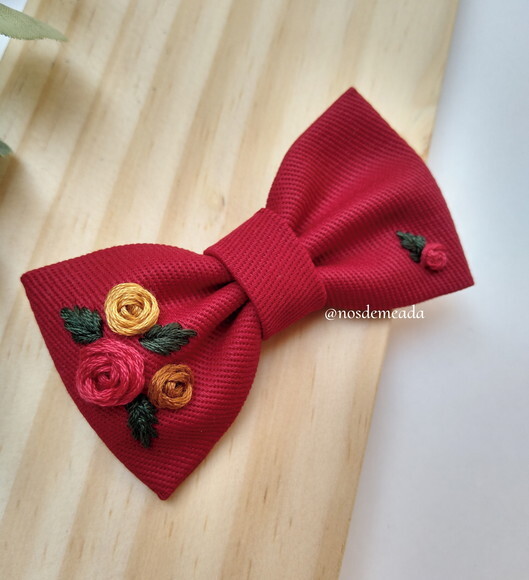 Laço de Cabelo Vermelho Bordado a Mão (unidade)