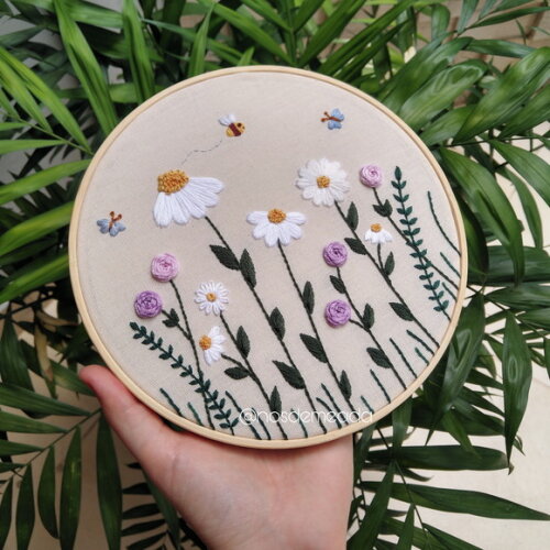 Enfeite Floral Bordado a Mão