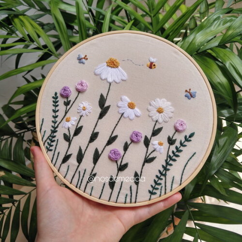 Enfeite Floral Bordado a Mão