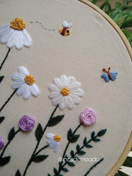 Enfeite Floral Bordado a Mão