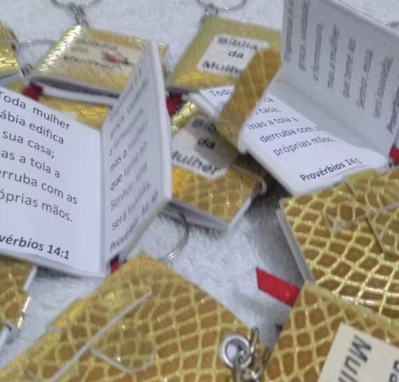 10 Chaveiro Mini Bíblia em Eva