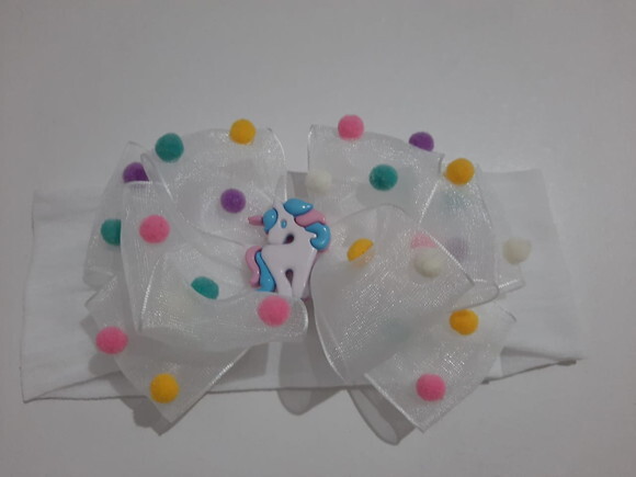 Faixa com Laço de Organza e Pompom