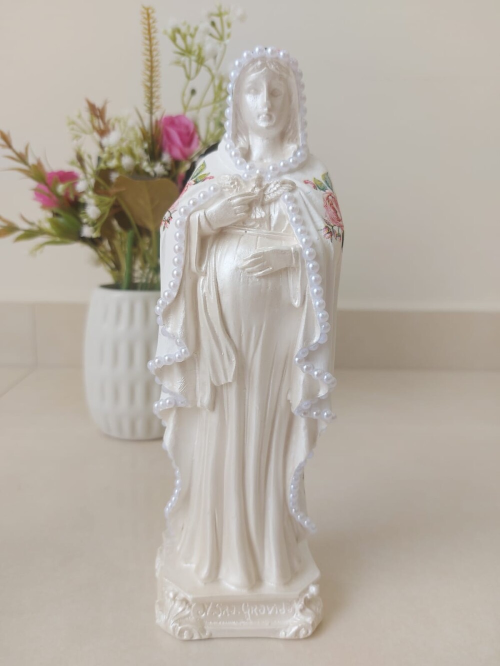 Nossa Senhora Grávida 20cm flores rosa gesso