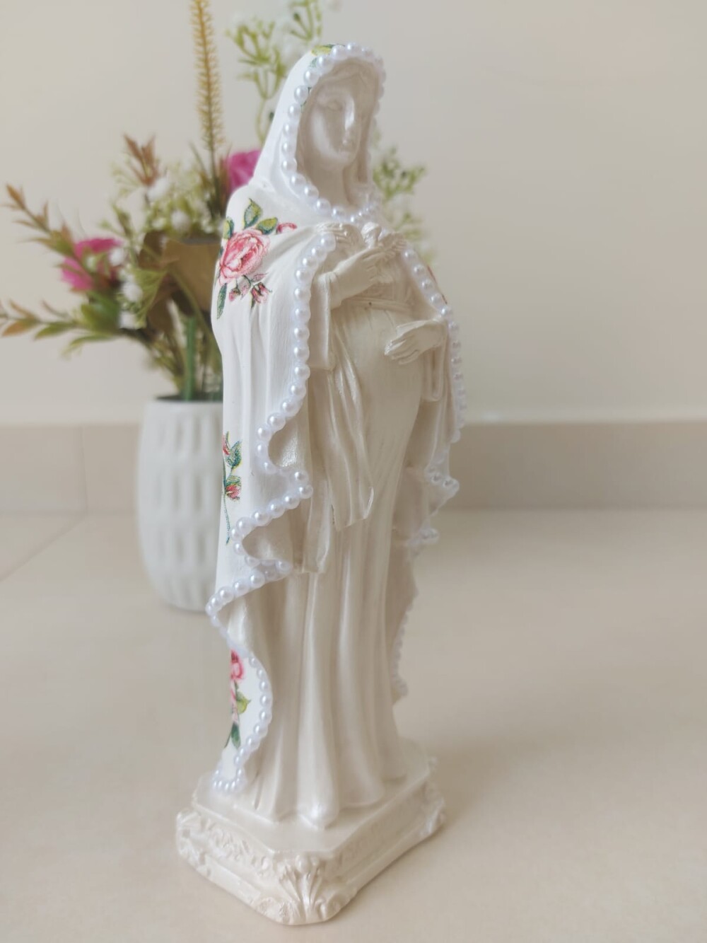 Nossa Senhora Grávida 20cm flores rosa gesso