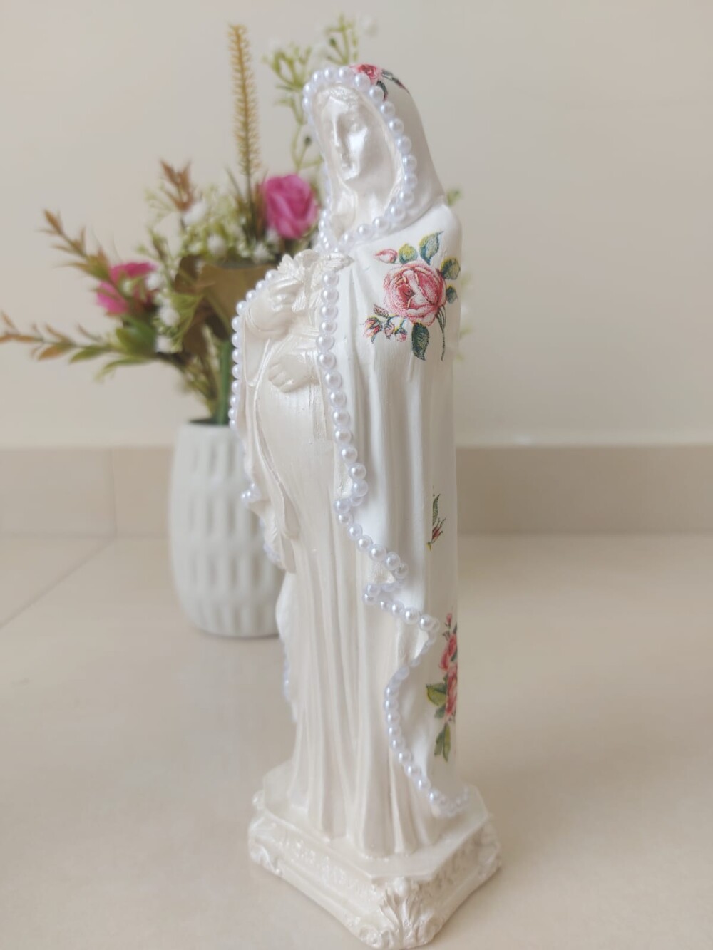 Nossa Senhora Grávida 20cm flores rosa gesso