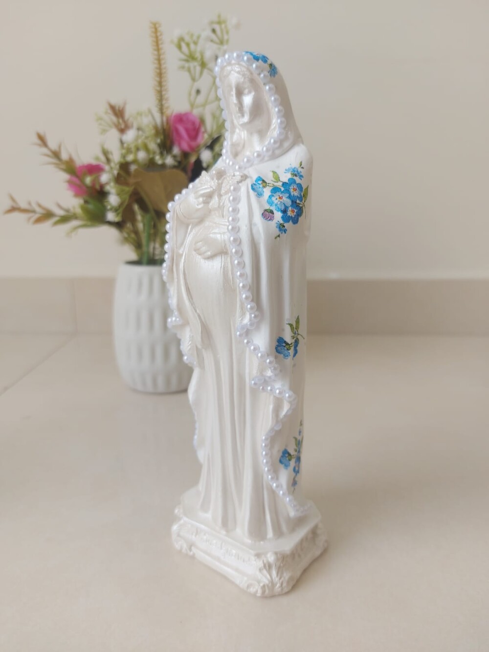 Nossa Senhora Grávida 20cm flor azul gesso