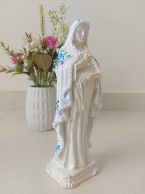 Nossa Senhora Grávida 20cm flor azul gesso