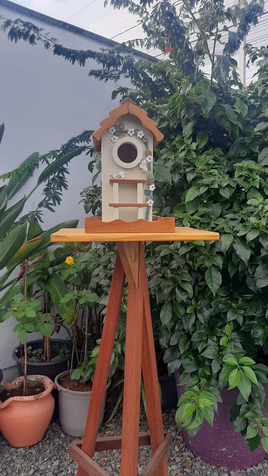 Casinha de Pássaros Bege com Bandeja de Alimento em Madeira Arte