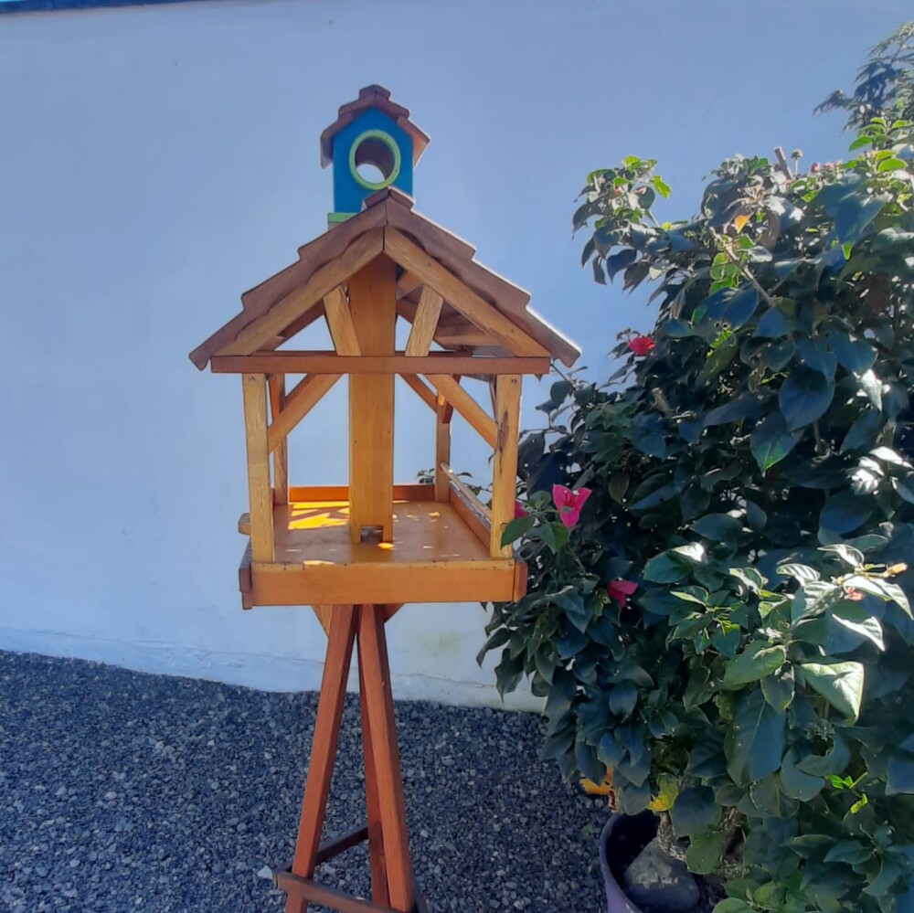 Comedouro Tratador para Pássaros com Torre Dispensadora em Madei