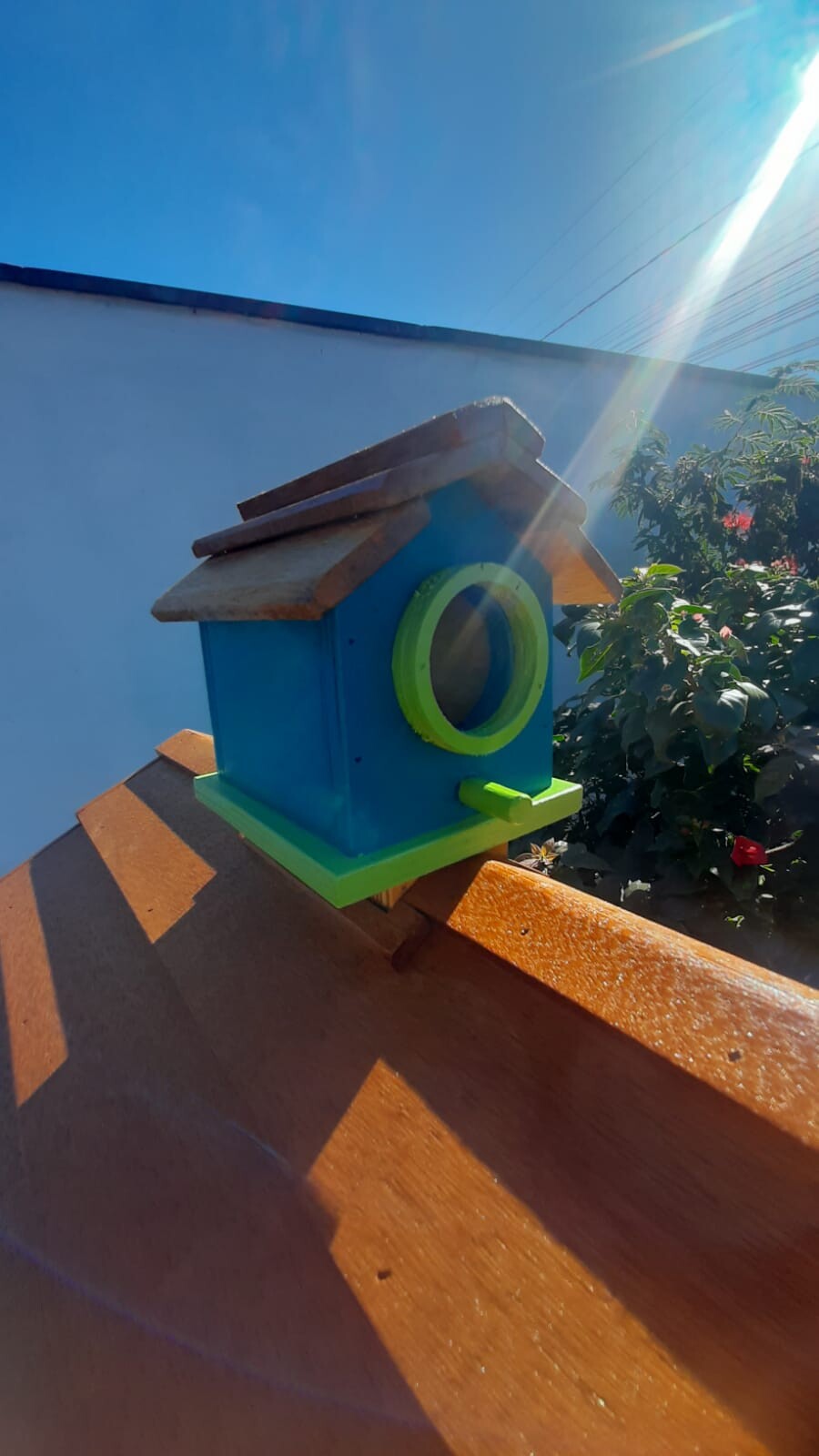 Comedouro Tratador para Pássaros com Torre Dispensadora em Madei