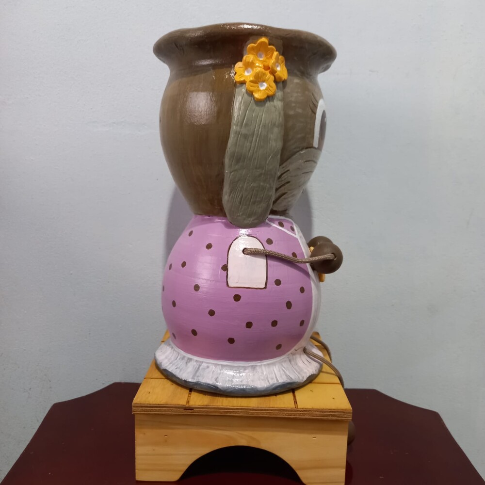 Cachepot  de Coelha com Pintura e Relevos  Artesanal