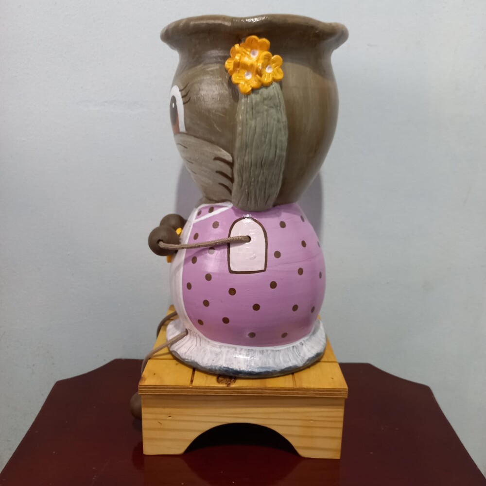 Cachepot  de Coelha com Pintura e Relevos  Artesanal
