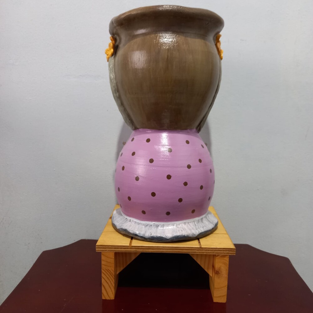 Cachepot  de Coelha com Pintura e Relevos  Artesanal