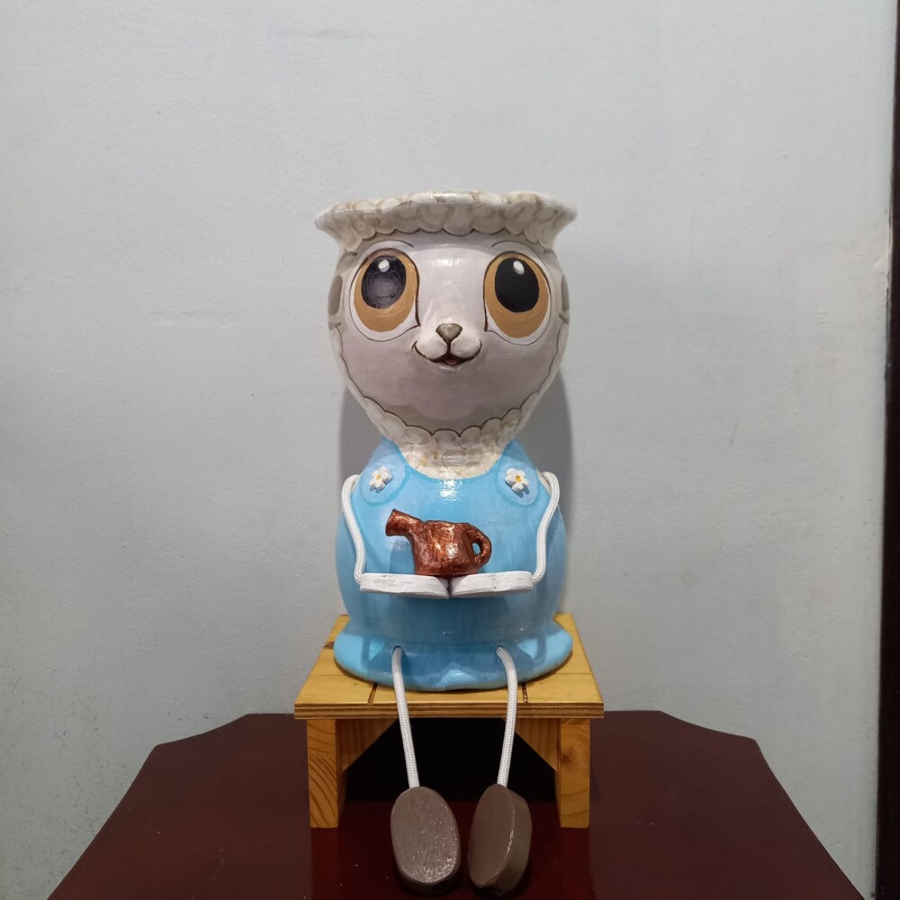 Cachepot de Ovelha com Pintura e Relevos Artesanal