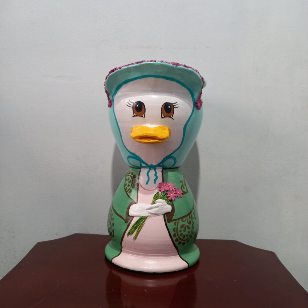 Cachepot Dona Pata com Pintura e Relevos Artesanal