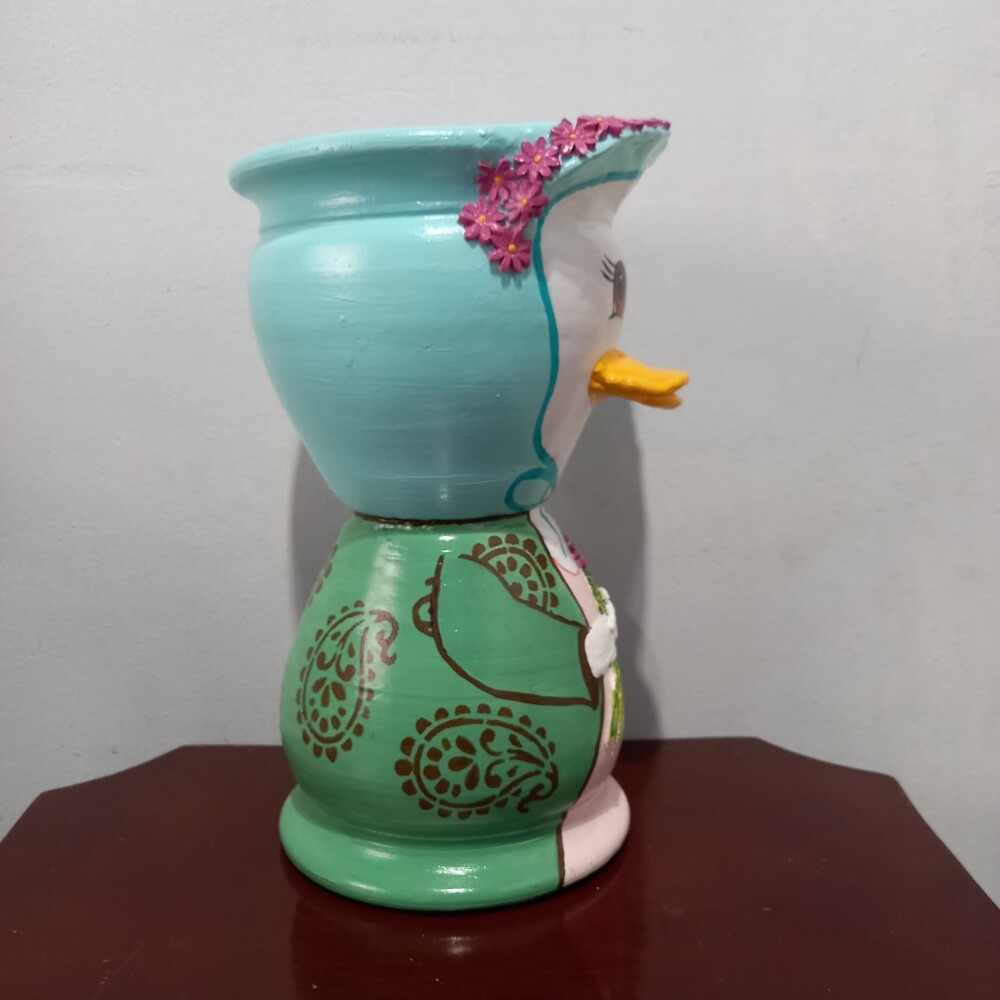 Cachepot Dona Pata com Pintura e Relevos Artesanal