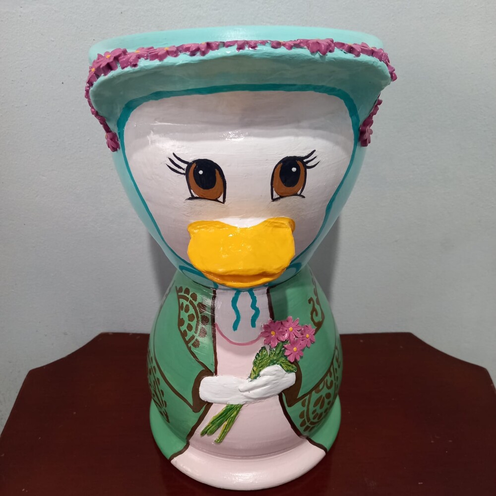Cachepot Dona Pata com Pintura e Relevos Artesanal