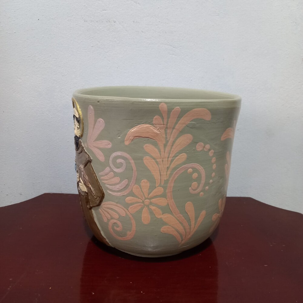 Cachepot São Francisco de Assis com Pintura e Relevos Artesanal